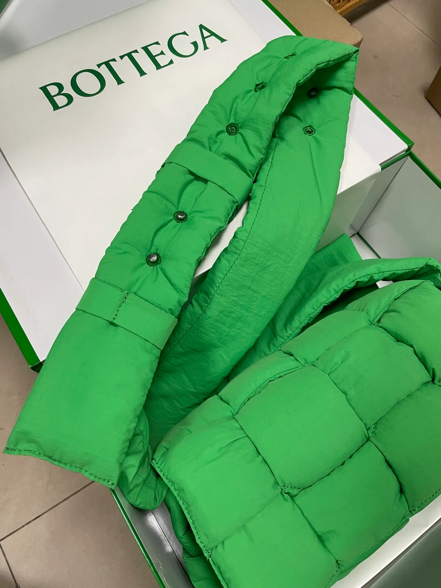 #𝐂𝐀𝐒𝐒𝐄𝐓𝐓𝐄 Nylon tofu tofu bag This Cassette is so cute, its cute appearance does not affect its practicality and the capacity is good! The fabric is low-key and very textured, suitable for daily wear with casual wear. The cross-woven design of the wide cloth is really stunning. The bag has a puffy shape and feels like a piece of tofu. It can be worn on one shoulder, cross-body or as a waist bag. You can also adjust the shoulder strap to the size of the bag under the armpit, so you can have it all! S30x15cm【8951#】real shot